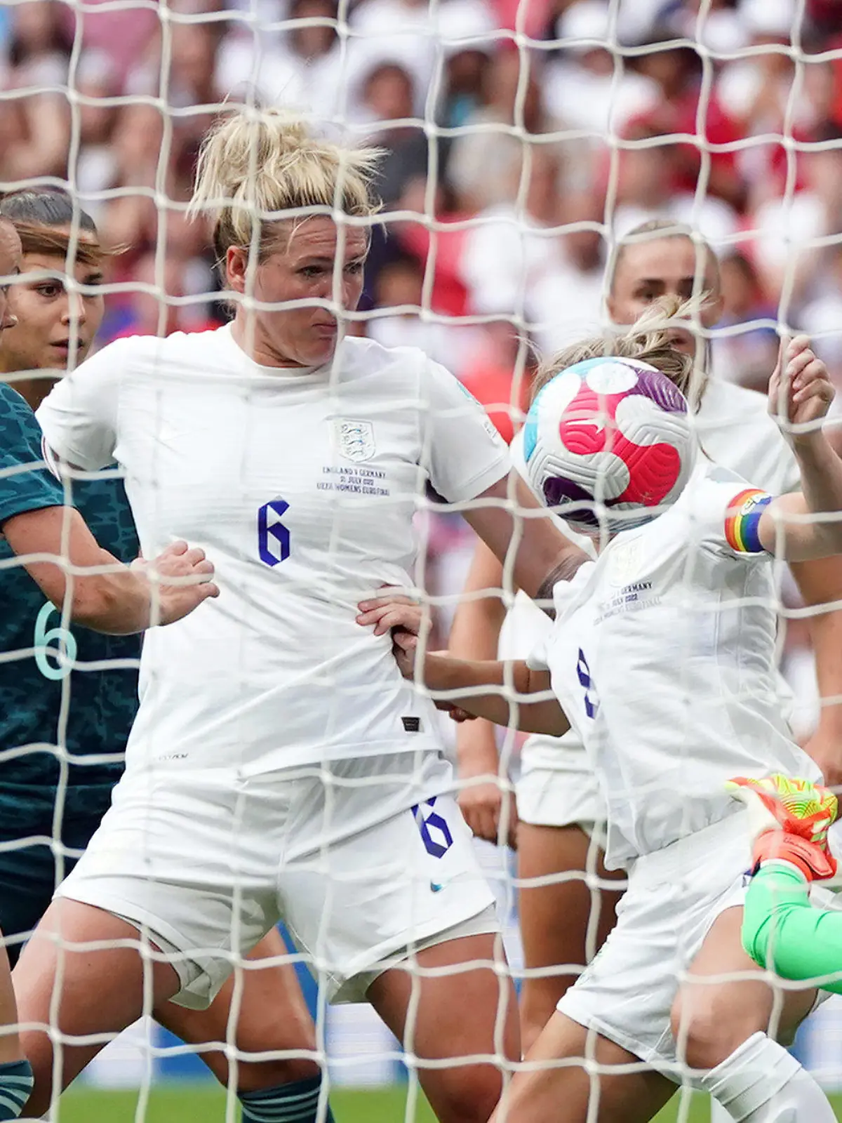 31.07.2022, Großbritannien, London: Fußball, Frauen: EM, England - Deutschland, Finalrunde, Finale im Wembley-Stadion: Marina Hegering (l) in Aktion bei einer Riesenchance gegen Englands Kapitänin Leah Williamson (r) und Englands Millie Bright (M). Bei dieser Szene überprüfte der Video-Schiedsrichter einen möglichen Handelfmeter. Der Elfmeterpfiff blieb aber aus. Foto: Nick Potts/PA Wire/dpa +++ dpa-Bildfunk +++