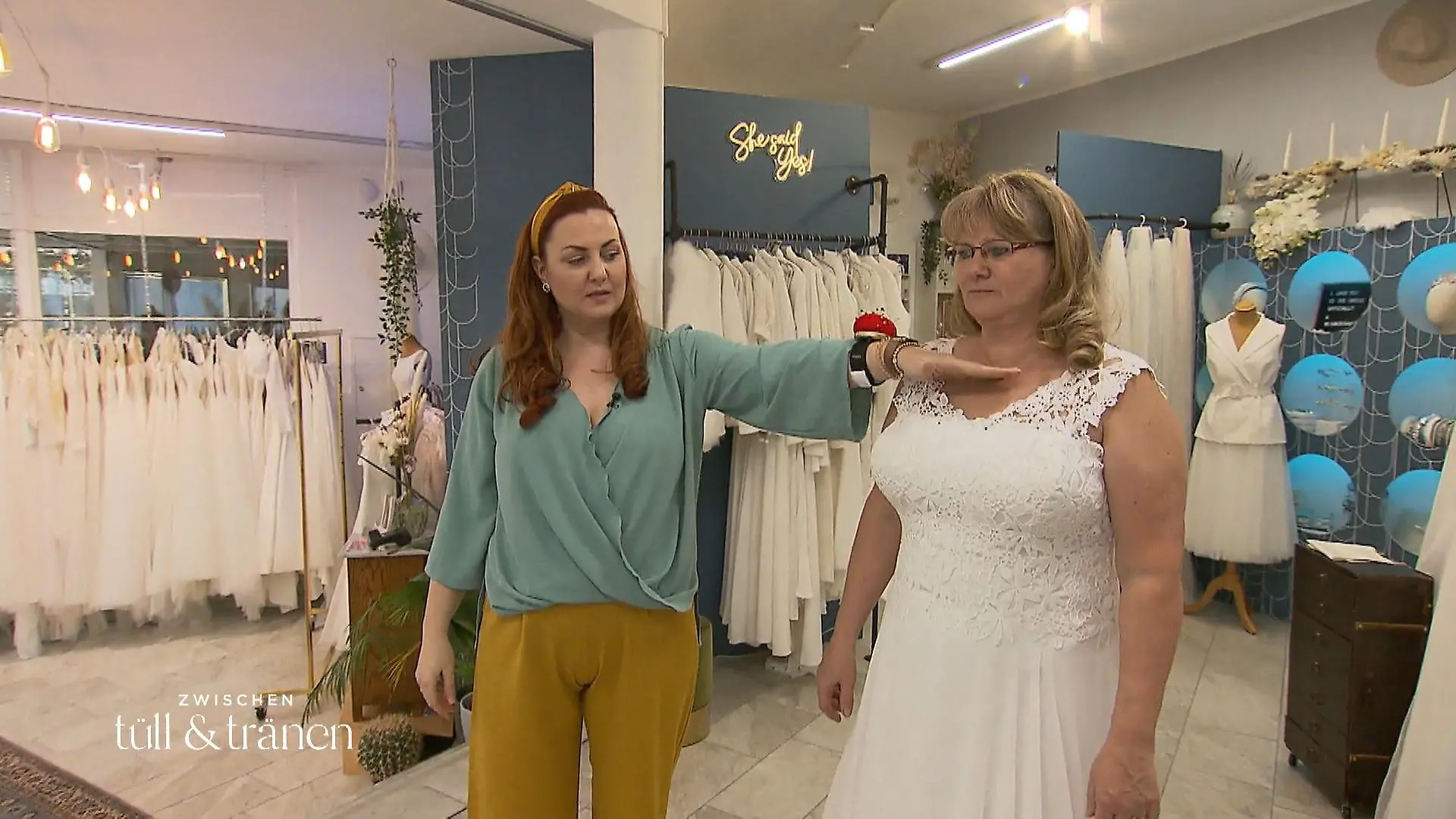 Daniela lässt sich auf ein weißes Kleid ein Erfolgreich überredet