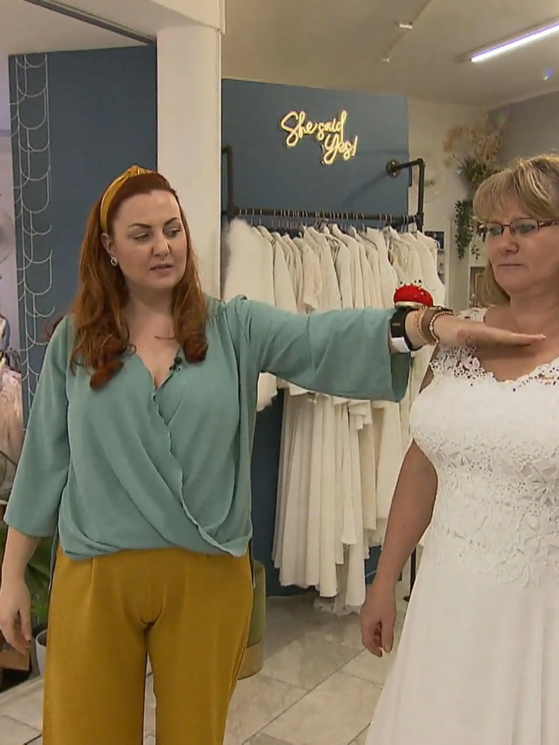 Bild zu: "Daniela lässt sich auf ein weißes Kleid ein"