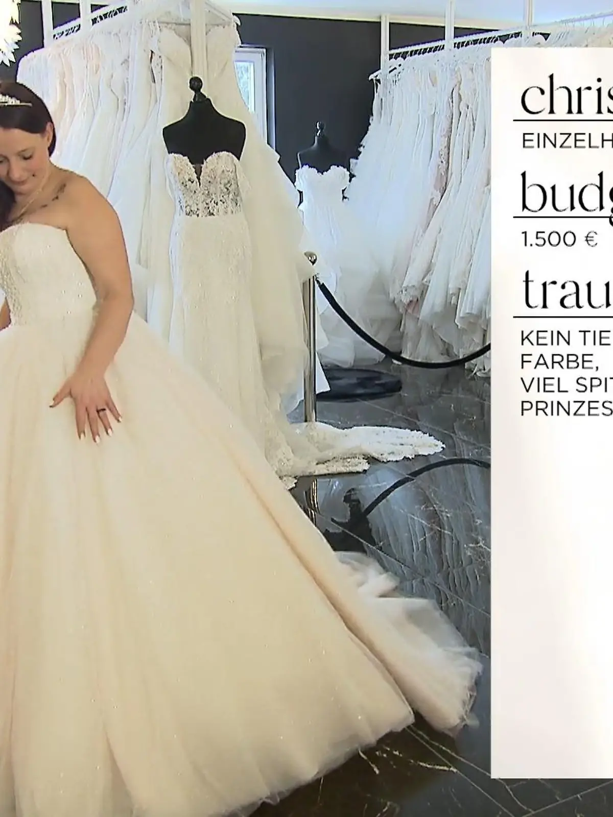 Bild zu: "Christine findet ihr Prinzessinnenkleid!"