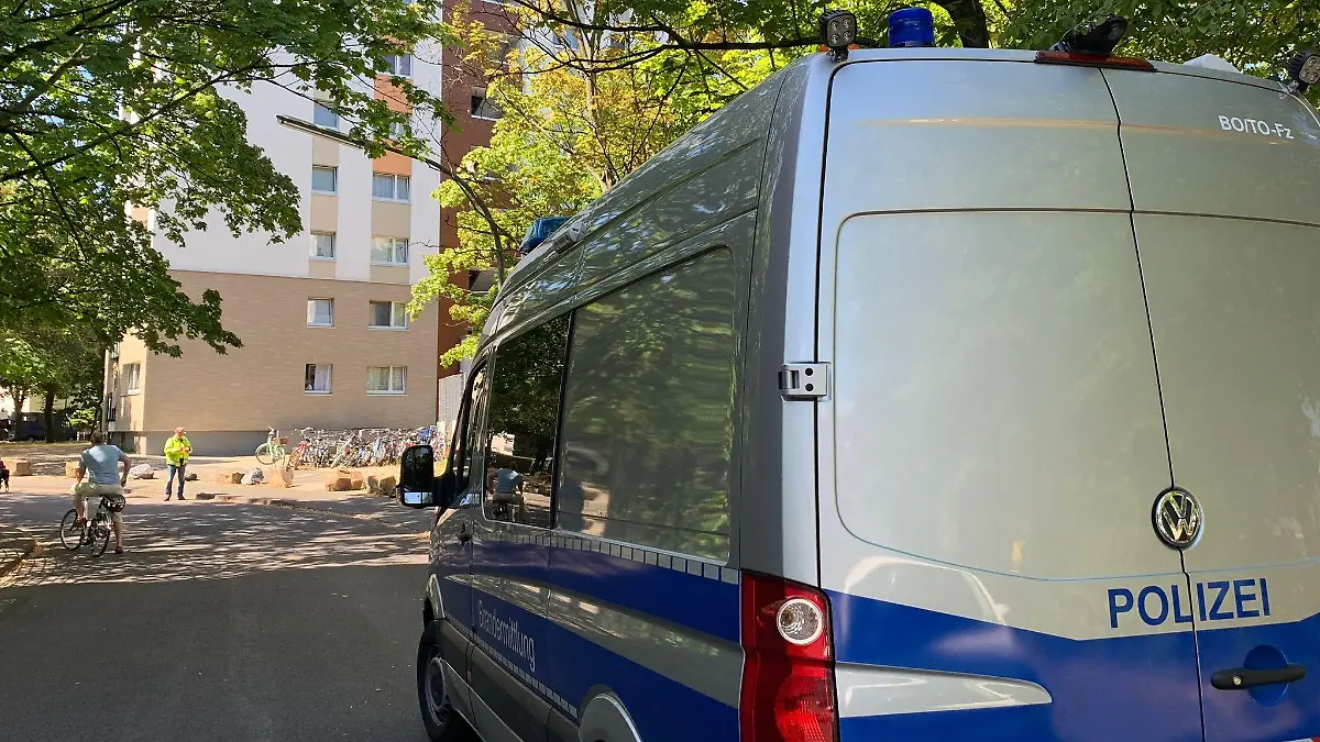 Polizei am Einsatzort in Köln-Ostheim: Im Wohnhaus fiel der Todes-Schuss