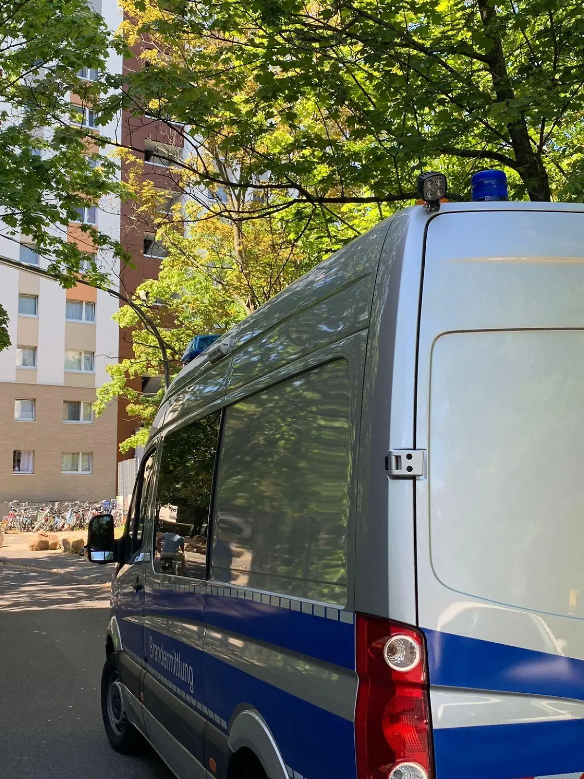 Polizei am Einsatzort in Köln-Ostheim: Im Wohnhaus fiel der Todes-Schuss
