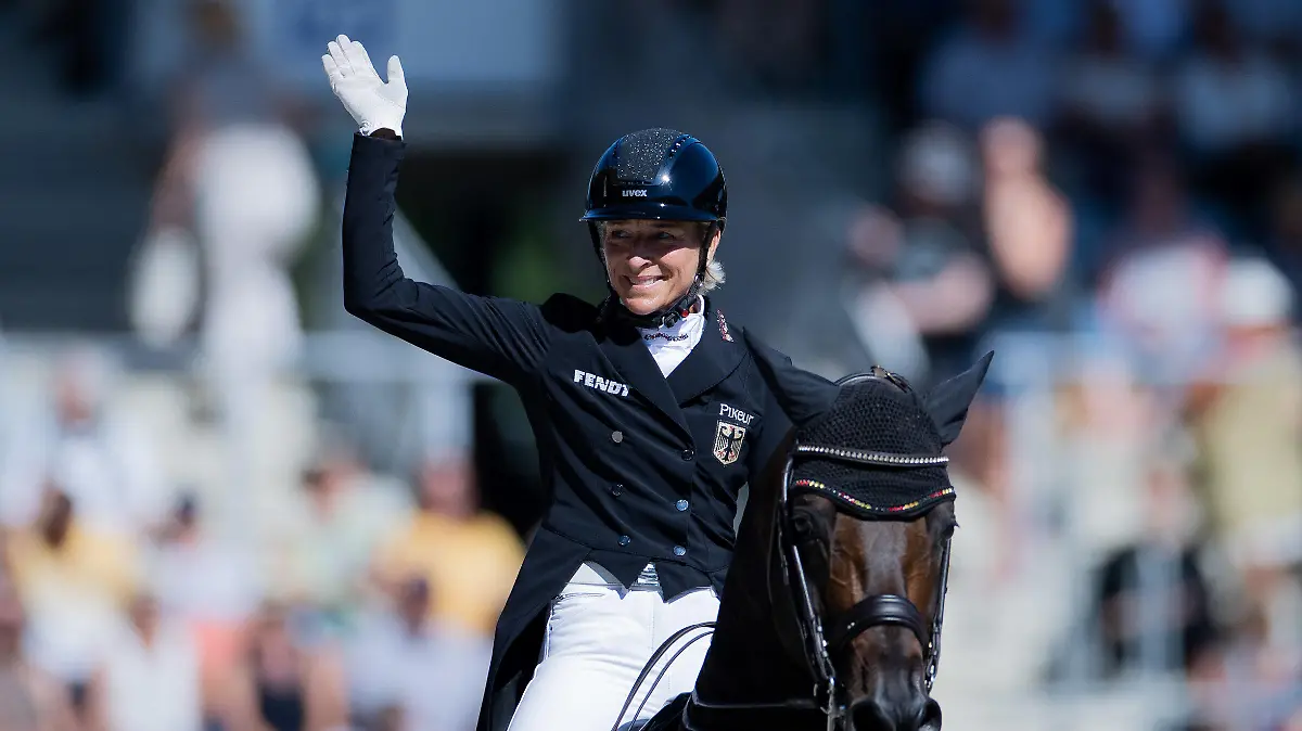 03.07.2022, Nordrhein-Westfalen, Aachen: Pferdesport, Dressur, CHIO, Großer Dressurpreis von Aachen: Die deutsche Reiterin Ingrid Klimke auf dem Pferd "Franziskus" reitet durch den Parcours. Foto: Rolf Vennenbernd/dpa +++ dpa-Bildfunk +++