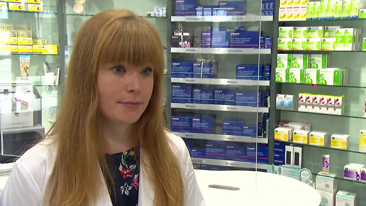 Annika Kimnach, Leiterin der Kasseler Post-Apotheke, bedauert die geringe Anzahl der Produktionsstätten von Fiebersaft weltweit.