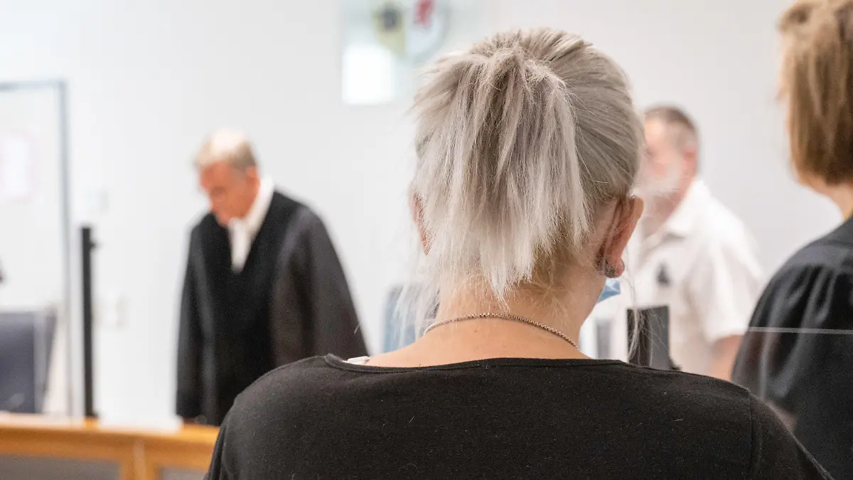 03.08.2022, Mecklenburg-Vorpommern, Neubrandenburg: Am Amtsgericht im Justizzentrum wird der Berufungsprozess gegen die Mutter nach dem gewaltsamen Tod der sechsjährigen Leonie aus Torgelow fortgesetzt. Sie war im Dezember 2021 vom Amtsgericht zu zwei Jahren Haft wegen fahrlässiger Tötung verurteilt worden. Die Strafe sollte nicht zur Bewährung ausgesetzt werden. Dagegen hatte ihre Anwältin Berufung eingelegt. Foto: Stefan Sauer/dpa +++ dpa-Bildfunk +++