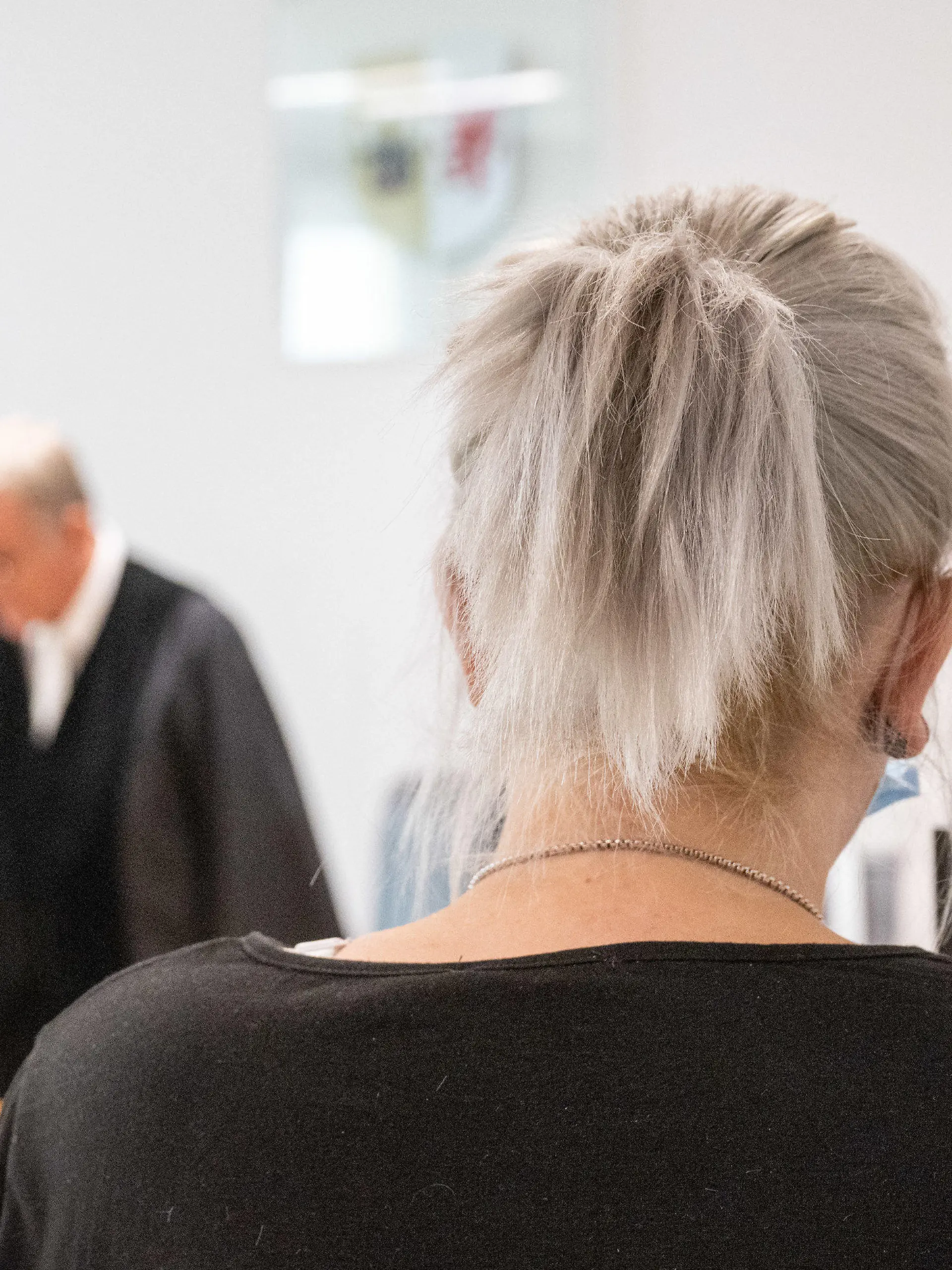 03.08.2022, Mecklenburg-Vorpommern, Neubrandenburg: Am Amtsgericht im Justizzentrum wird der Berufungsprozess gegen die Mutter nach dem gewaltsamen Tod der sechsjährigen Leonie aus Torgelow fortgesetzt. Sie war im Dezember 2021 vom Amtsgericht zu zwei Jahren Haft wegen fahrlässiger Tötung verurteilt worden. Die Strafe sollte nicht zur Bewährung ausgesetzt werden. Dagegen hatte ihre Anwältin Berufung eingelegt. Foto: Stefan Sauer/dpa +++ dpa-Bildfunk +++