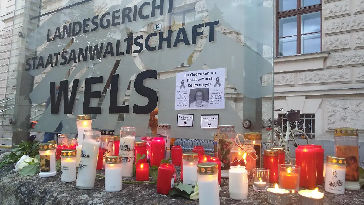 01.08.2022, Österreich, Wels: Kerzen stehen als Zeichen der Initiative #YesWeCare und in Gedenken an die oberösterreichische Ärztin Lisa-Maria Kellermayr vor dem Landesgericht und der Staatsanwaltschaft Wels. Der Tod von Lisa-Maria Kellermayr, die zuletzt wegen Morddrohungen aus der Szene der Impfgegner ihre Praxis geschlossen hat, hat tiefe Betroffenheit ausgelöst. Foto: Verena Leiss/APA/dpa +++ dpa-Bildfunk +++