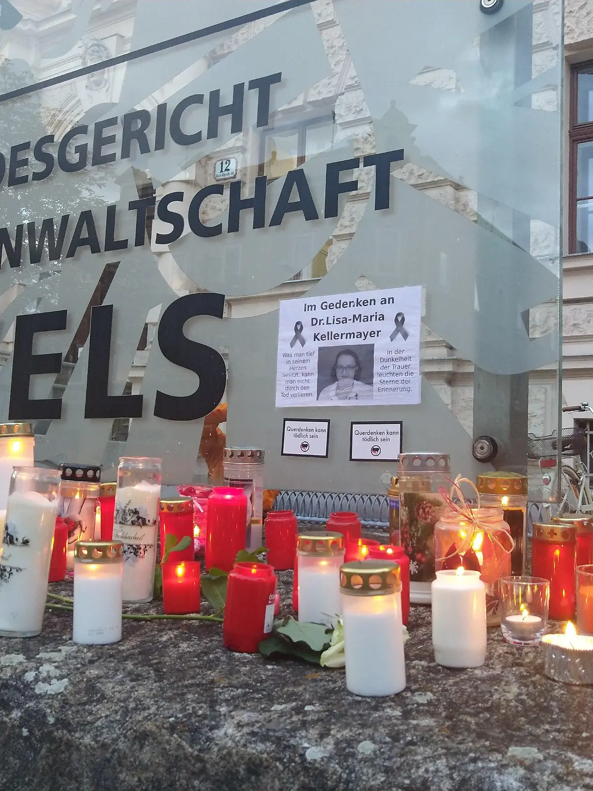 01.08.2022, Österreich, Wels: Kerzen stehen als Zeichen der Initiative #YesWeCare und in Gedenken an die oberösterreichische Ärztin Lisa-Maria Kellermayr vor dem Landesgericht und der Staatsanwaltschaft Wels. Der Tod von Lisa-Maria Kellermayr, die zuletzt wegen Morddrohungen aus der Szene der Impfgegner ihre Praxis geschlossen hat, hat tiefe Betroffenheit ausgelöst. Foto: Verena Leiss/APA/dpa +++ dpa-Bildfunk +++