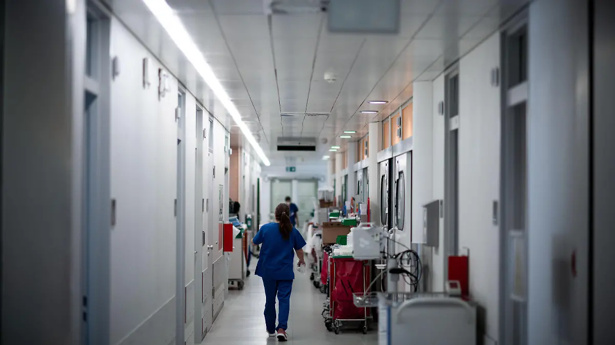 Eine Mitarbeiterin der Pflege geht über einen Gang auf der Corona-Intensivstation des Universitätsklinikums Essen. Patienten mit Corona-Infektion werden auf der Intensivstation IT2 im Operativen Zentrum II des Universitätsklinikum Essen behandelt.