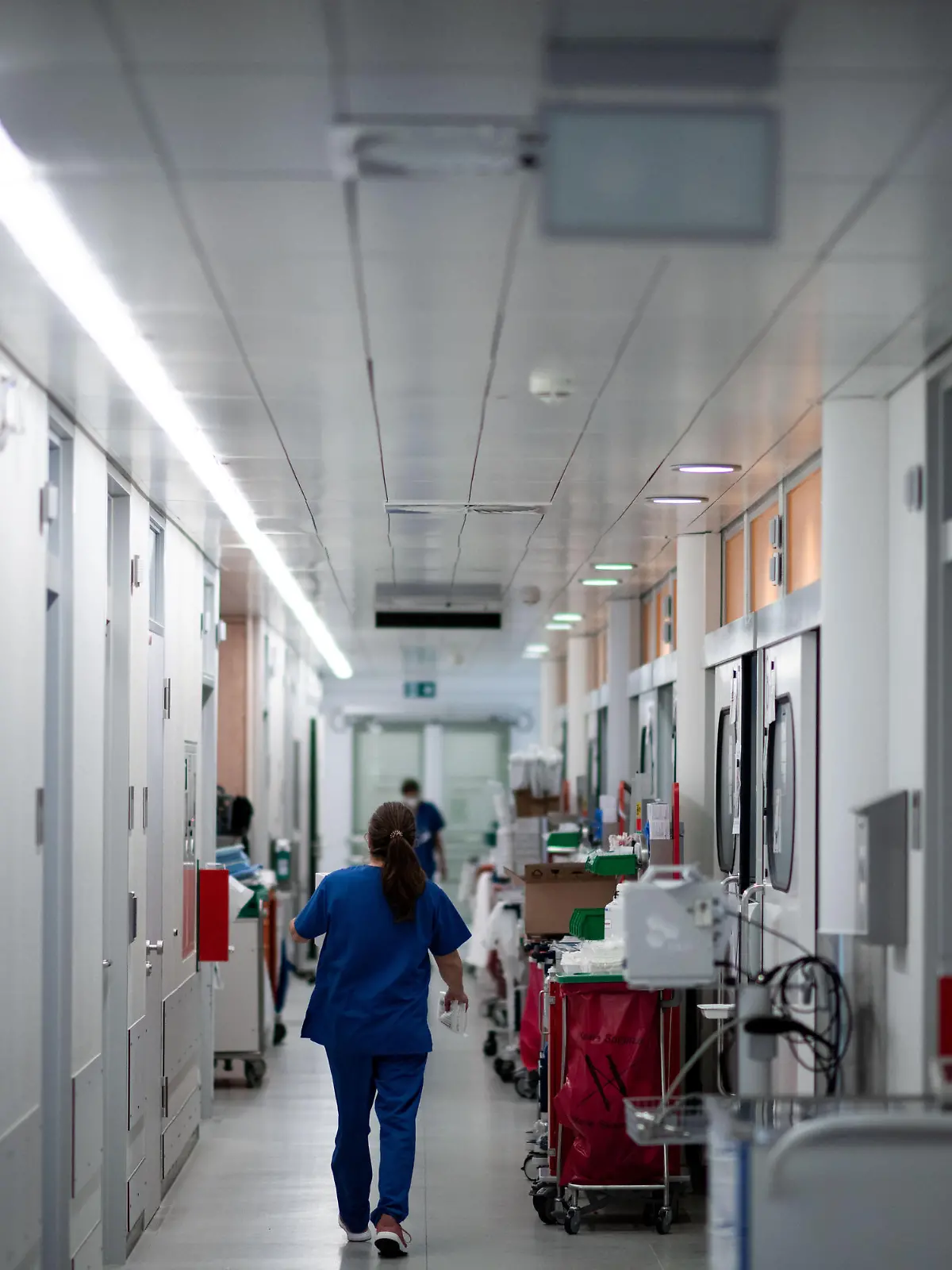 Eine Mitarbeiterin der Pflege geht über einen Gang auf der Corona-Intensivstation des Universitätsklinikums Essen. Patienten mit Corona-Infektion werden auf der Intensivstation IT2 im Operativen Zentrum II des Universitätsklinikum Essen behandelt.