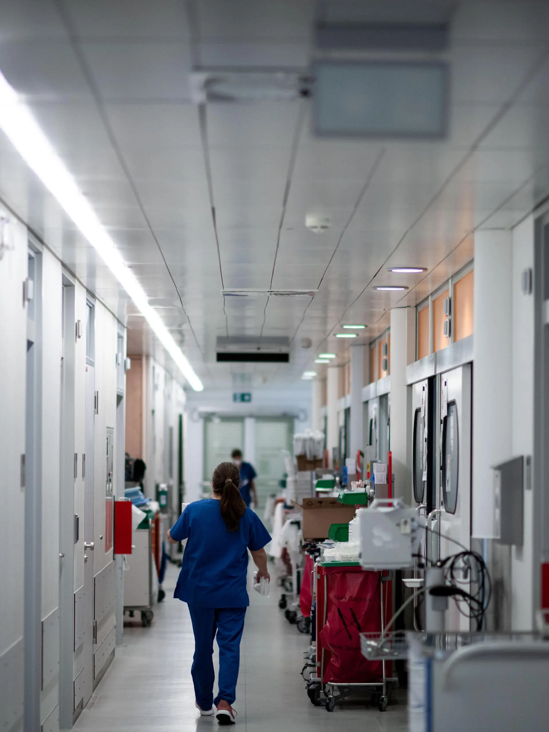 Eine Mitarbeiterin der Pflege geht über einen Gang auf der Corona-Intensivstation des Universitätsklinikums Essen. Patienten mit Corona-Infektion werden auf der Intensivstation IT2 im Operativen Zentrum II des Universitätsklinikum Essen behandelt.