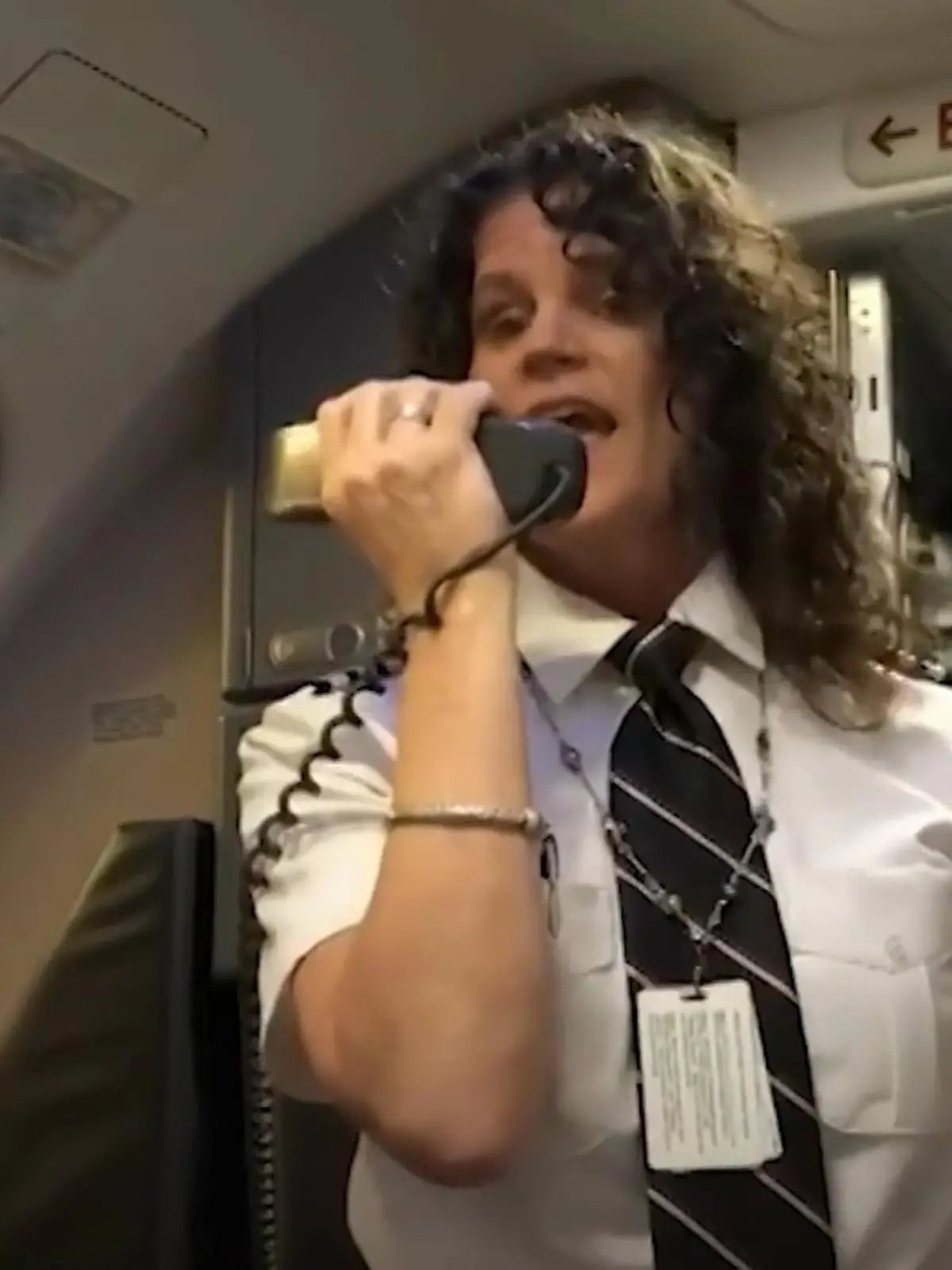 Frauen im Cockpit sind schon lange nichts Ungewöhnliches mehr. Das weibliche Piloten-Duo, das jetzt für die Fluggesellschaft Southwest Airlines fliegt, sorgt trotzdem ordentlich für Aufsehen! Denn die beiden verbindet mehr als nur die Leidenschaft fürs Fliegen: Sie sind Mutter und Tochter! Diese besondere Verbundenheit sorgt für tobenden Applaus bei den Passagieren. Die bewegende Geschichte sehen Sie oben im Video.