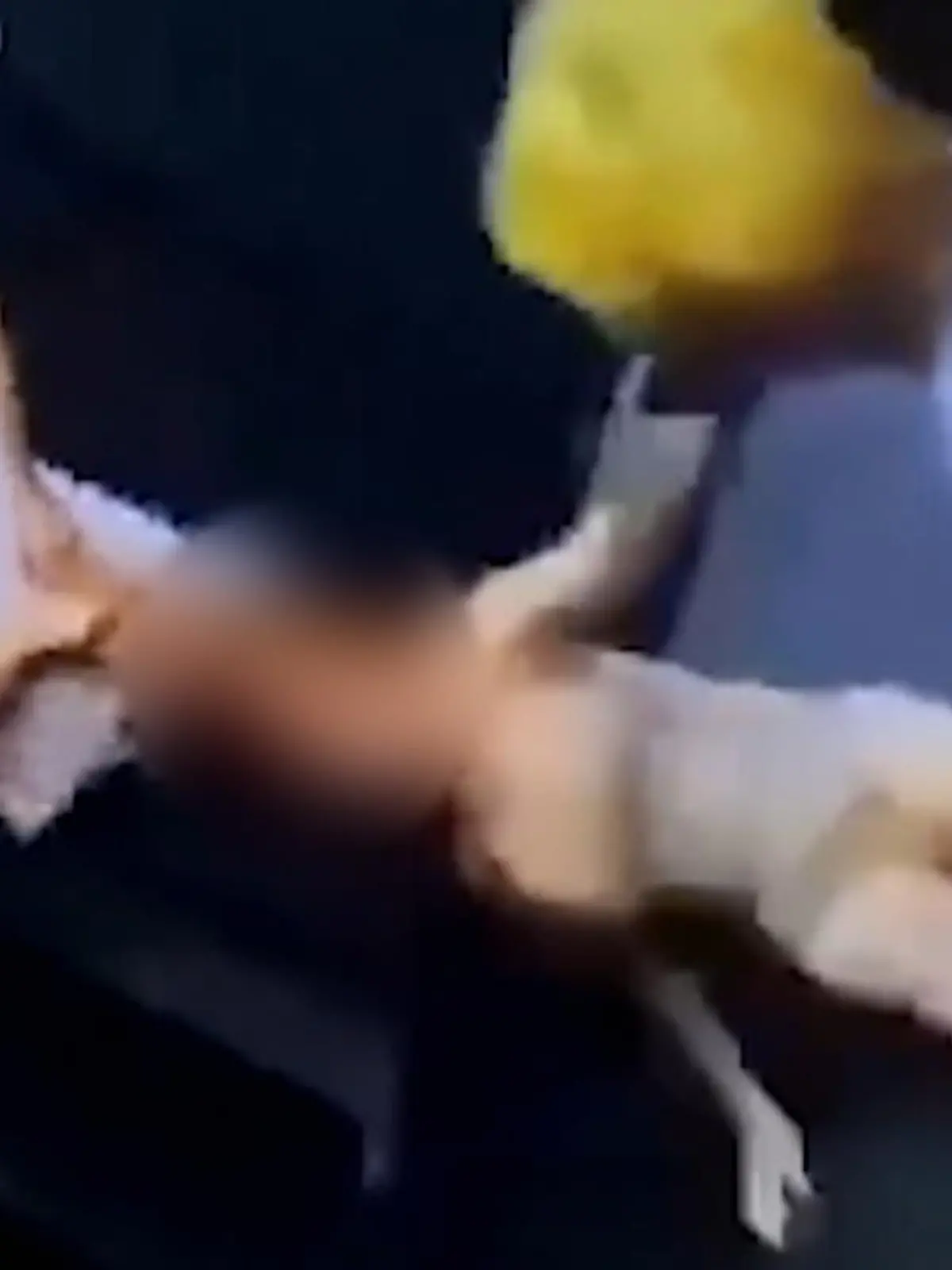 In China hat die Überwachungskamera einer Bar eine üble Szene im Toilettenbereich eines Nachtclubs festgehalten. Die Polizei konnte den Mann am selben Abend noch festnehmen.