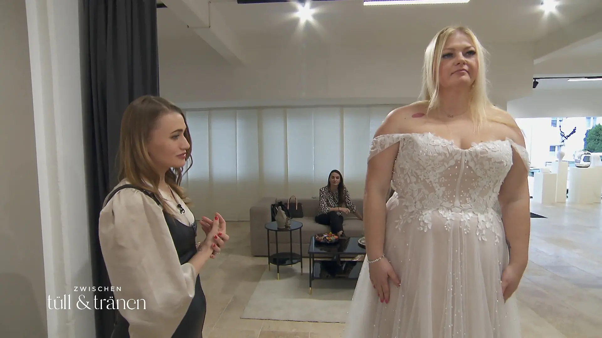 Bei jedem Kleid wird Julia unsicherer Total überfordert