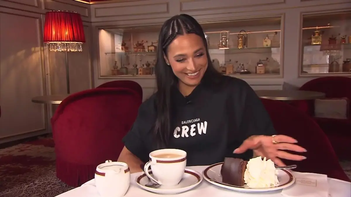 Amira Pocher schnorrt sich durch Wien Zuckersüßer Heimatbesuch