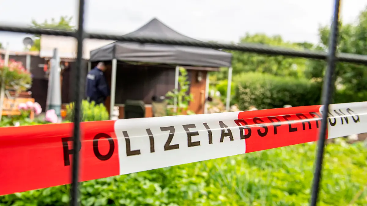Kindesmissbrauch in Münster Gesellschaft: Kriminalität, Prozesse. Die Polizei hat die Gartenlaube in der Kleingartenanlage in Münster mit Flatterband abgesperrt. In der Gartenlaube in Münster sollen Ende April vier Männer zwei Jungen missbraucht haben. Münster Nordrhein-Westfalen Deutschland *** Child Abuse in Münster Society Crime, Trials The police have cordoned off the summerhouse in the allotment garden in Münster with a fluttering band In the summerhouse in Münster four men are said to have abused two boys at the end of April Münster North Rhine-Westphalia Germany Copyright: xDavidxInderlied/Kirchner-Mediax