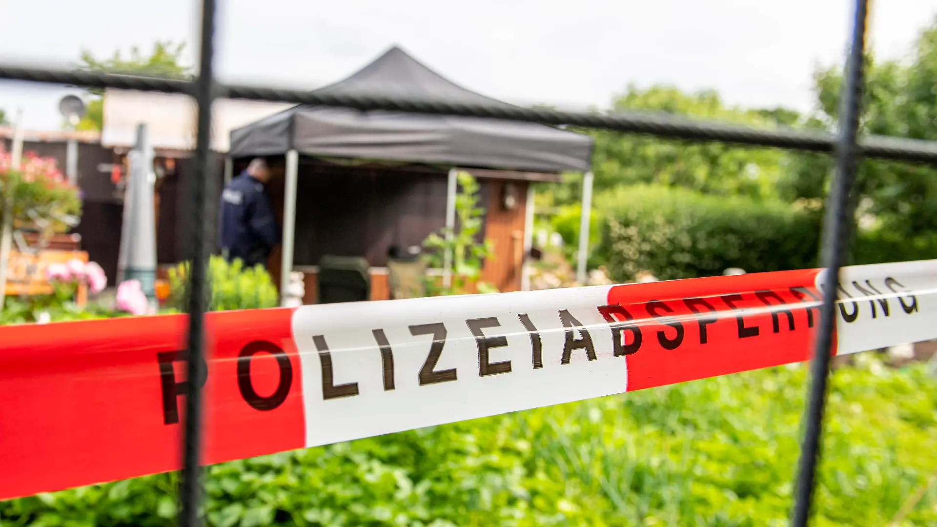 Kindesmissbrauch in Münster Gesellschaft: Kriminalität, Prozesse. Die Polizei hat die Gartenlaube in der Kleingartenanlage in Münster mit Flatterband abgesperrt. In der Gartenlaube in Münster sollen Ende April vier Männer zwei Jungen missbraucht haben. Münster Nordrhein-Westfalen Deutschland *** Child Abuse in Münster Society Crime, Trials The police have cordoned off the summerhouse in the allotment garden in Münster with a fluttering band In the summerhouse in Münster four men are said to have abused two boys at the end of April Münster North Rhine-Westphalia Germany Copyright: xDavidxInderlied/Kirchner-Mediax