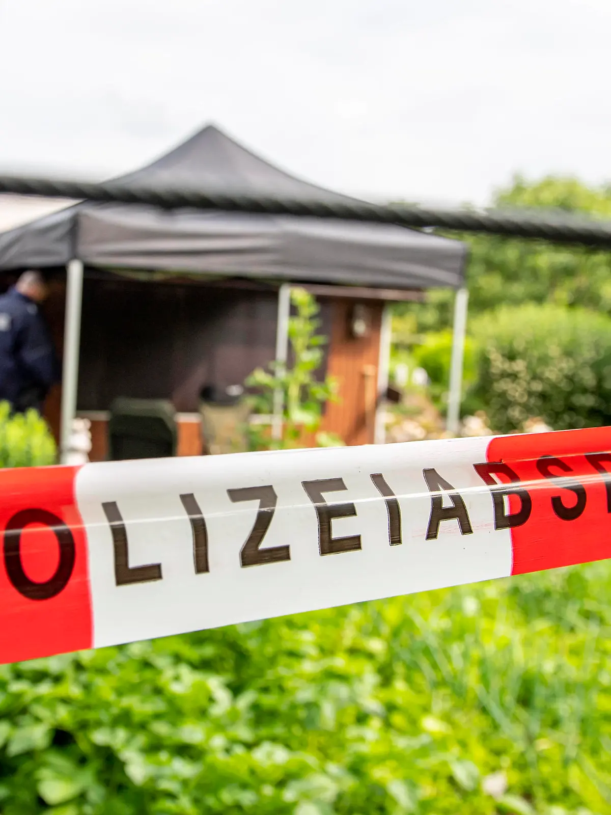  Kindesmissbrauch in Münster Gesellschaft: Kriminalität, Prozesse. Die Polizei hat die Gartenlaube in der Kleingartenanlage in Münster mit Flatterband abgesperrt. In der Gartenlaube in Münster sollen Ende April vier Männer zwei Jungen missbraucht haben. Münster Nordrhein-Westfalen Deutschland *** Child Abuse in Münster Society Crime, Trials The police have cordoned off the summerhouse in the allotment garden in Münster with a fluttering band In the summerhouse in Münster four men are said to have abused two boys at the end of April Münster North Rhine-Westphalia Germany Copyright: xDavidxInderlied/Kirchner-Mediax