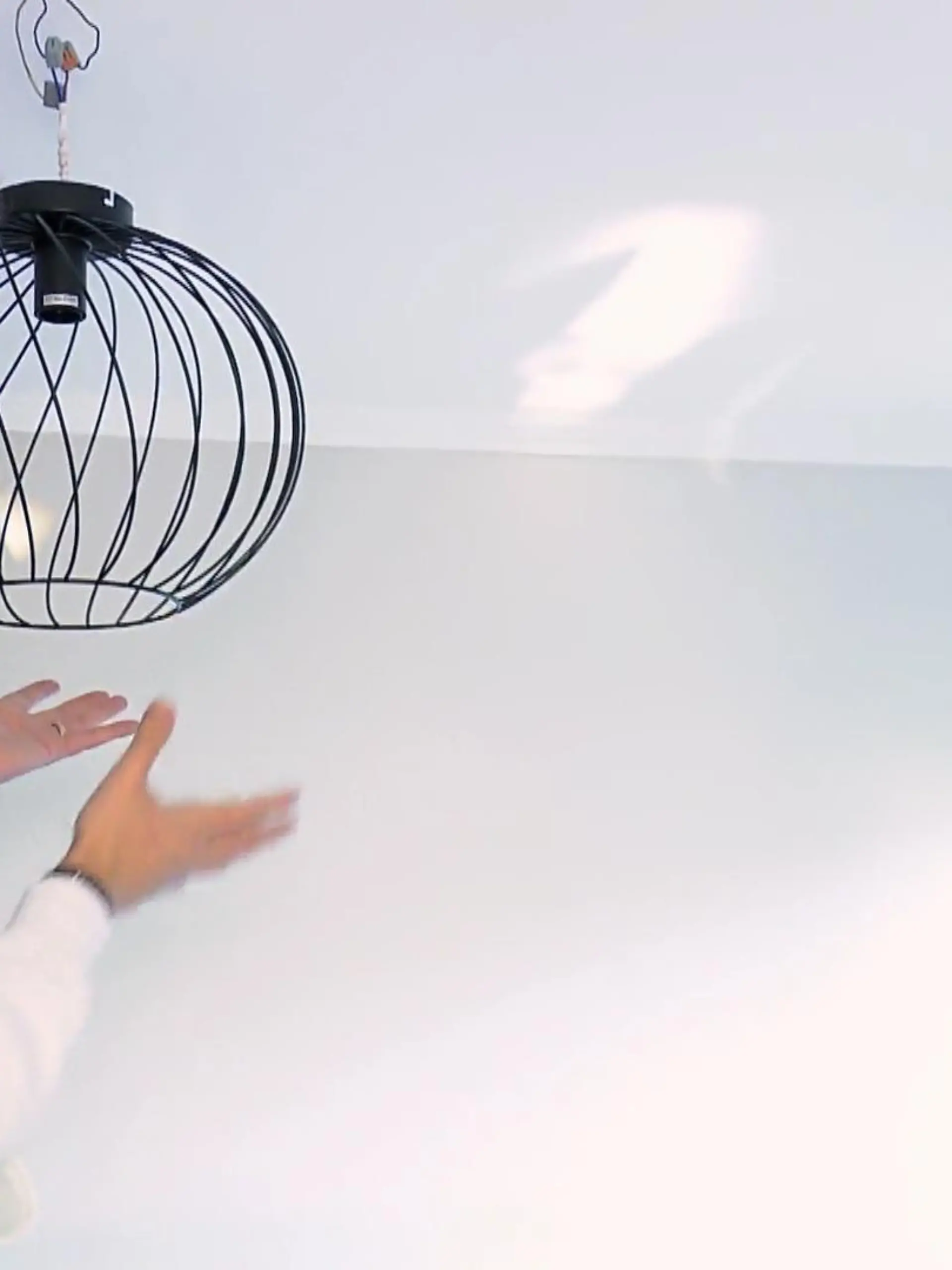 Bild zu: "Valentin Lusins Versuch eine Lampe zu installieren, endet mit einem Knall"
