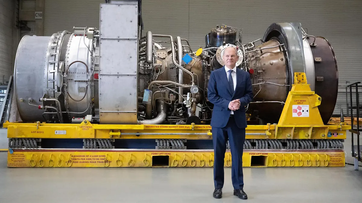 Bundeskanzler Olaf Scholz (SPD) steht vor der in Kanada für die Erdgas-Pipeline Nordstream 1 gewarteten Turbine. Sie steht für den Weitertransport nach Russland bereit.