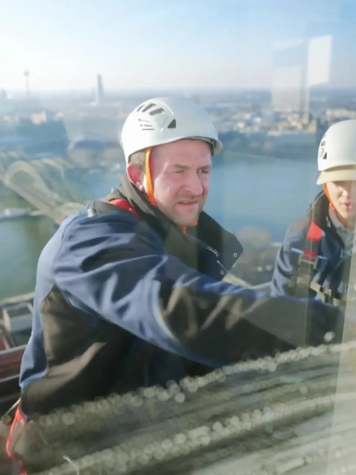Bild zu: "Paul auf Augenhöhe mit dem Kölner Dom"