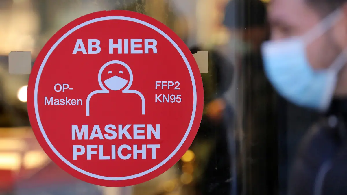 ARCHIV - 08.01.2022, Mecklenburg-Vorpommern, Schwerin: Am Eingang zu einem Einkaufszentrum informiert ein Aushang «Ab hier Maskenpflicht». (zu dpa "Länder sollen ab Oktober wieder Maskenpflichten verhängen können") Foto: Bernd Wüstneck/dpa-Zentralbild/dpa +++ dpa-Bildfunk +++