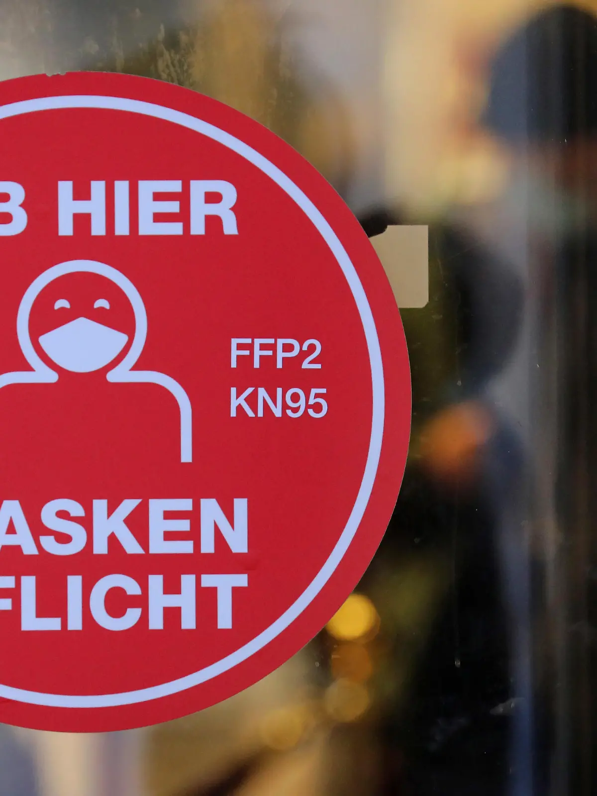 ARCHIV - 08.01.2022, Mecklenburg-Vorpommern, Schwerin: Am Eingang zu einem Einkaufszentrum informiert ein Aushang «Ab hier Maskenpflicht». (zu dpa "Länder sollen ab Oktober wieder Maskenpflichten verhängen können") Foto: Bernd Wüstneck/dpa-Zentralbild/dpa +++ dpa-Bildfunk +++
