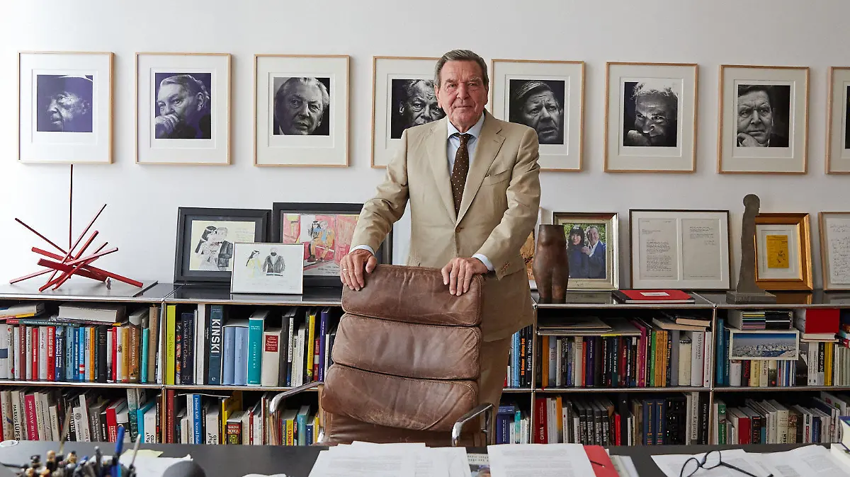 Gerhard Schröder, Bundeskanzler a.D., zum Interview in seinem Haus in Hannover Gerhard Schröder (ENTWURF) >>