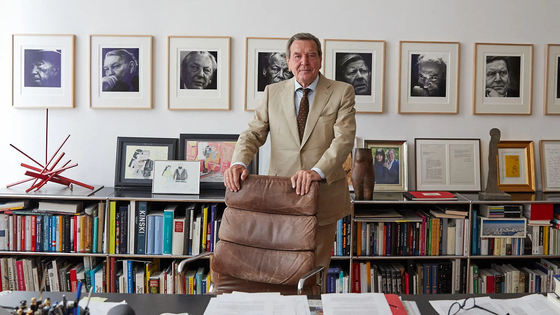 Gerhard Schröder, Bundeskanzler a.D., zum Interview in seinem Haus in Hannover Gerhard Schröder (ENTWURF) >>