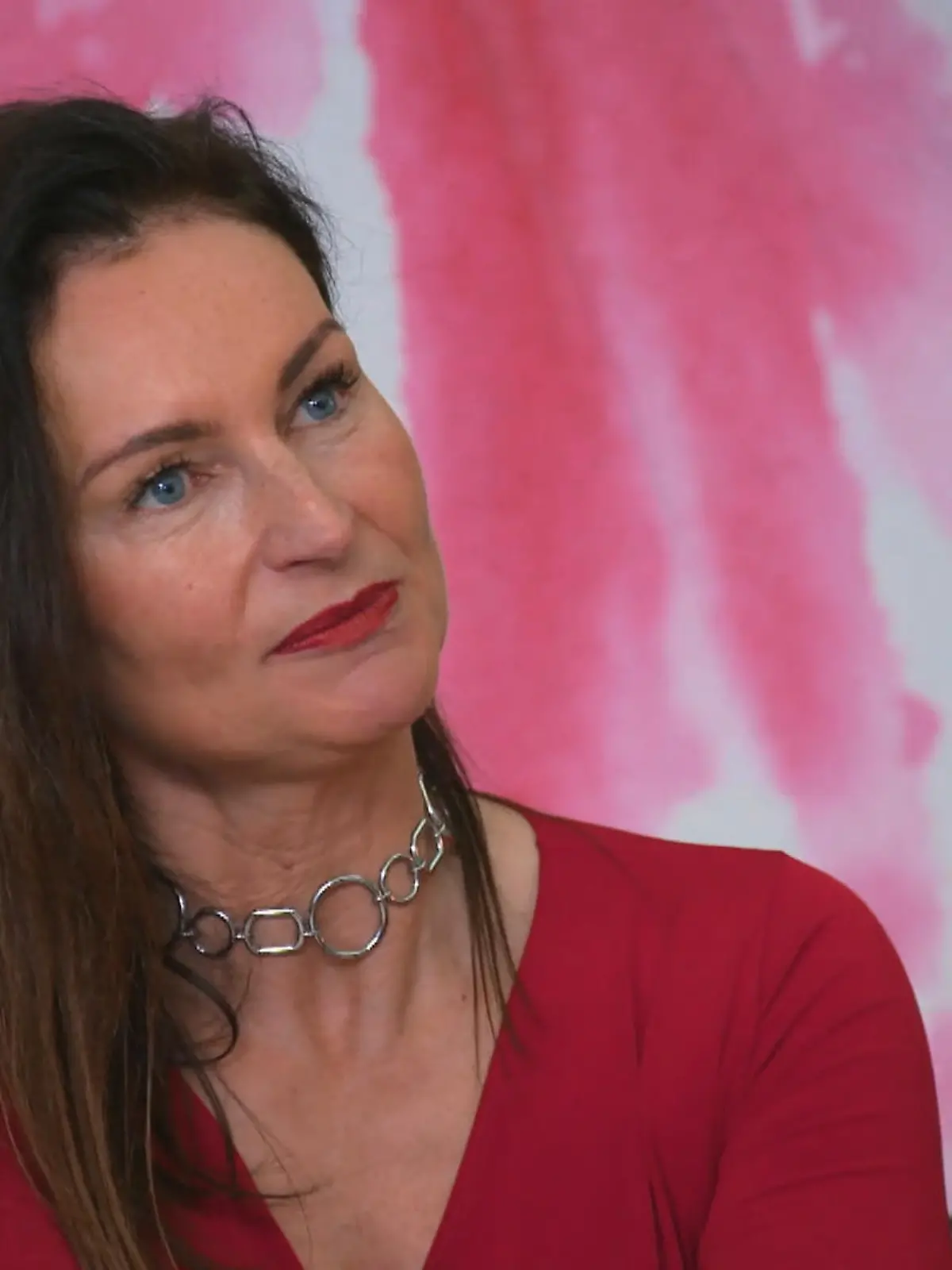 Bild zu: "Sandra sieht sich im Meerjungfrauenkleid"