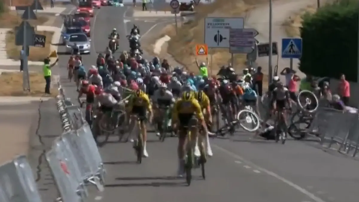 Bei der spanischen Rundfahrt kommt es zu einem heftigen Massencrash.