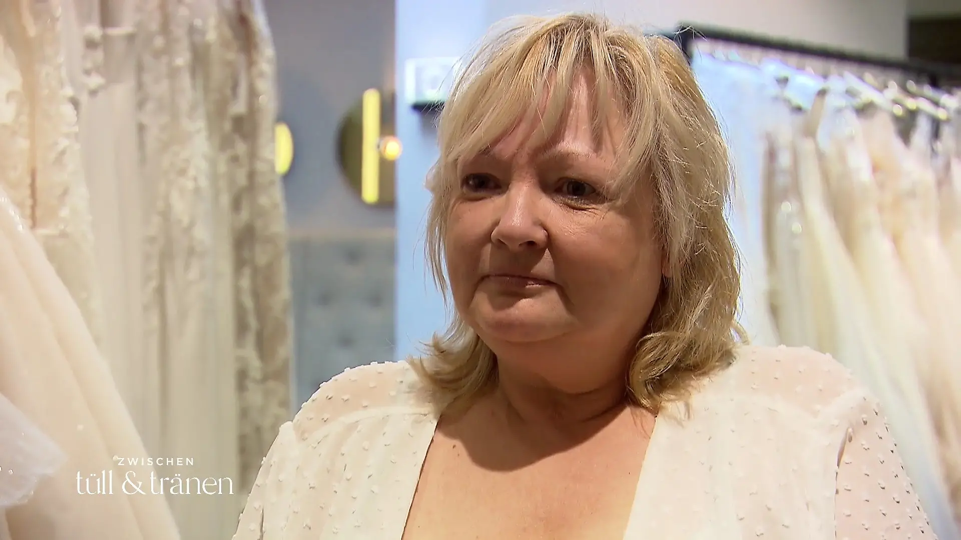 Die Mama sieht ihr Kind im Brautkleid Großer Moment