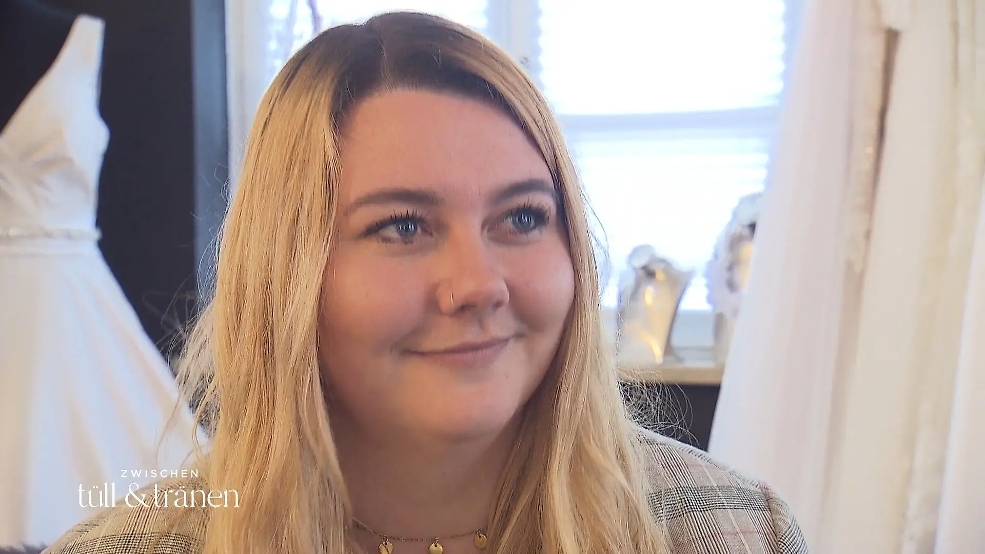 Security-Mitarbeiterin Tamara sucht ein Brautkleid Nahbar