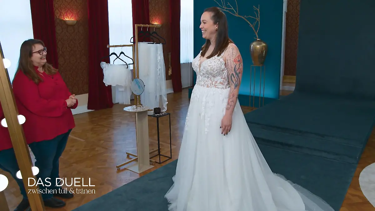 Ein Kleid mit oder ohne Ärmel? Tätowierte Arme