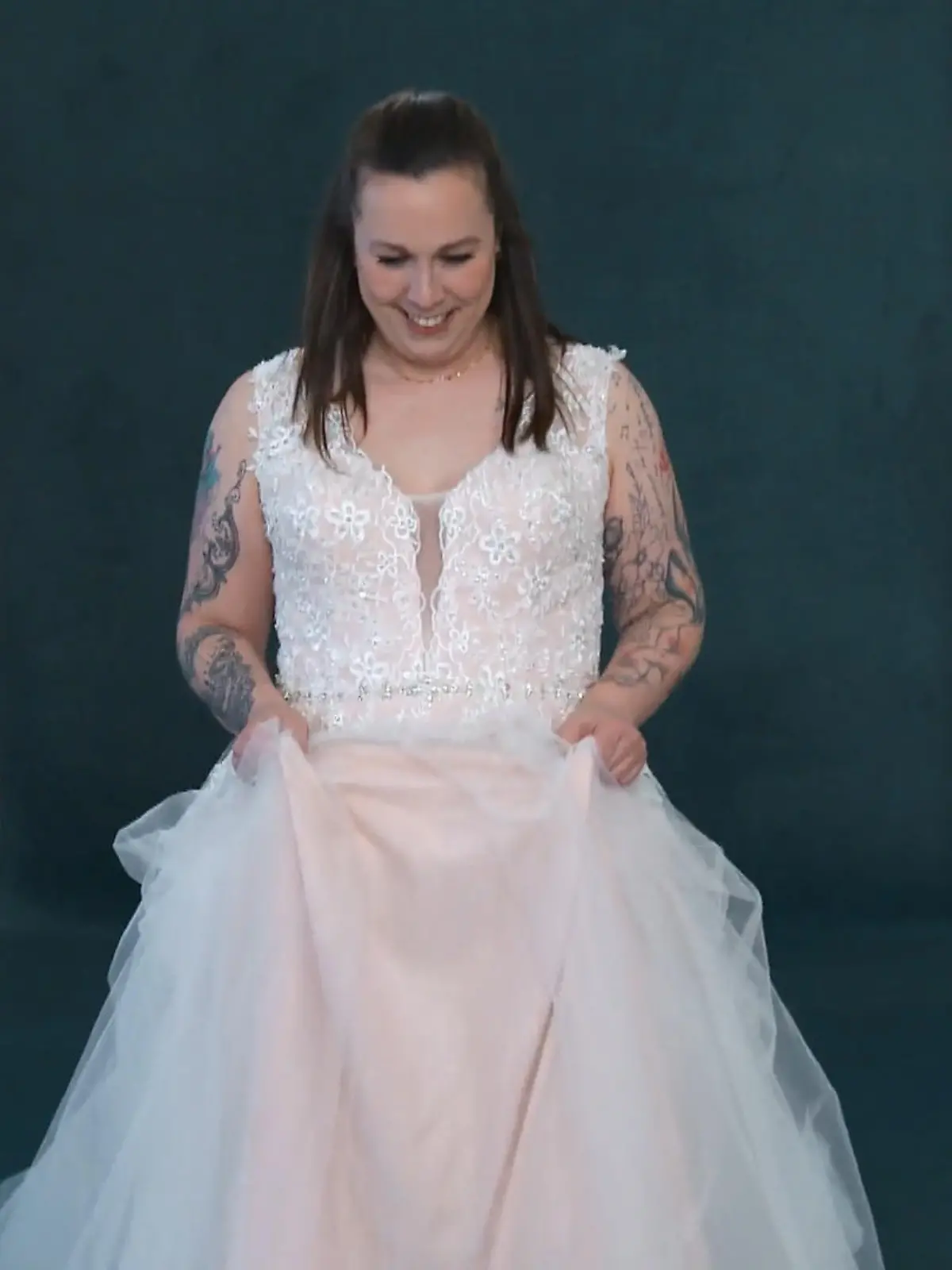 Bild zu: "Kann ein Kleid im Rosa-Ton Braut Shinta überzeugen?"