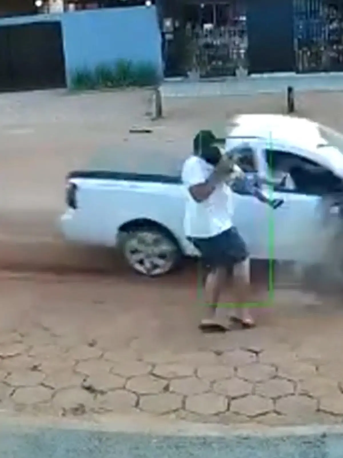 In Brasilien hat ein Mann seinen Sohn vor einem heranrasenden Auto gerettet. In letzter Sekunde zog er es von seinem Motorrad, das von dem Fahrzeug mitgenommen wurde.