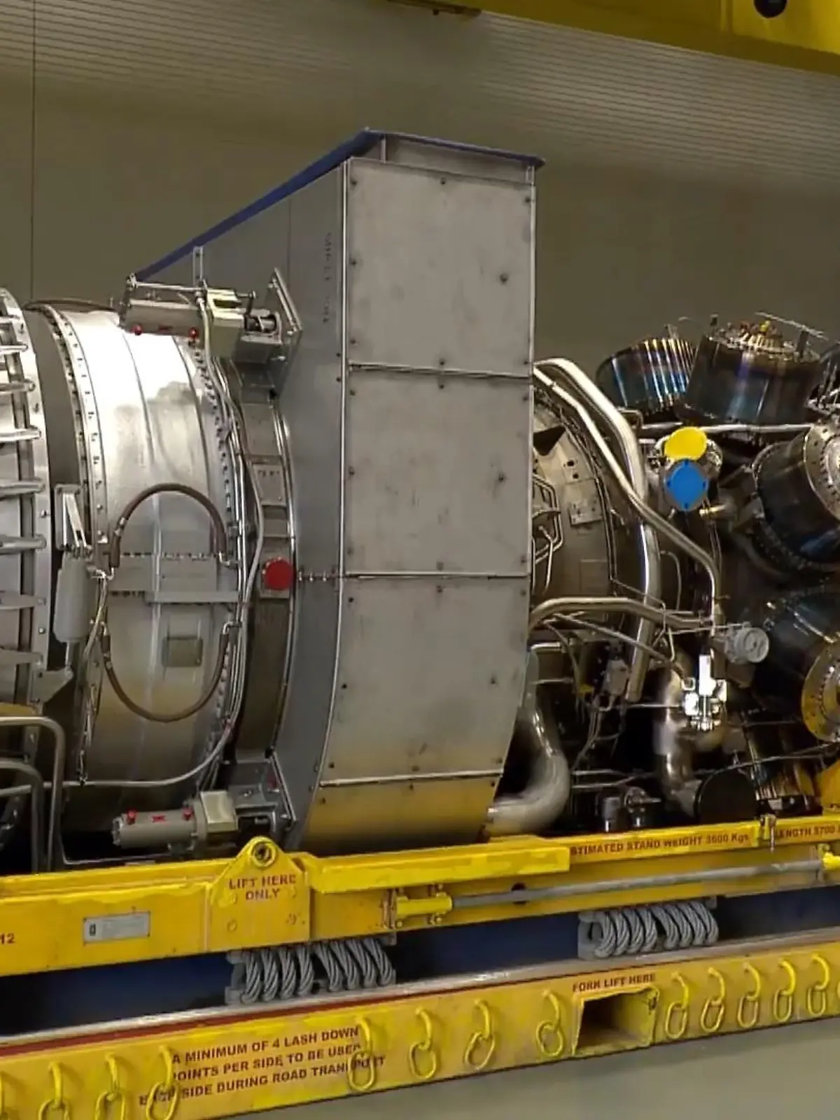 Bild zu: "Scholz besichtigt Nord-Stream-Turbine"