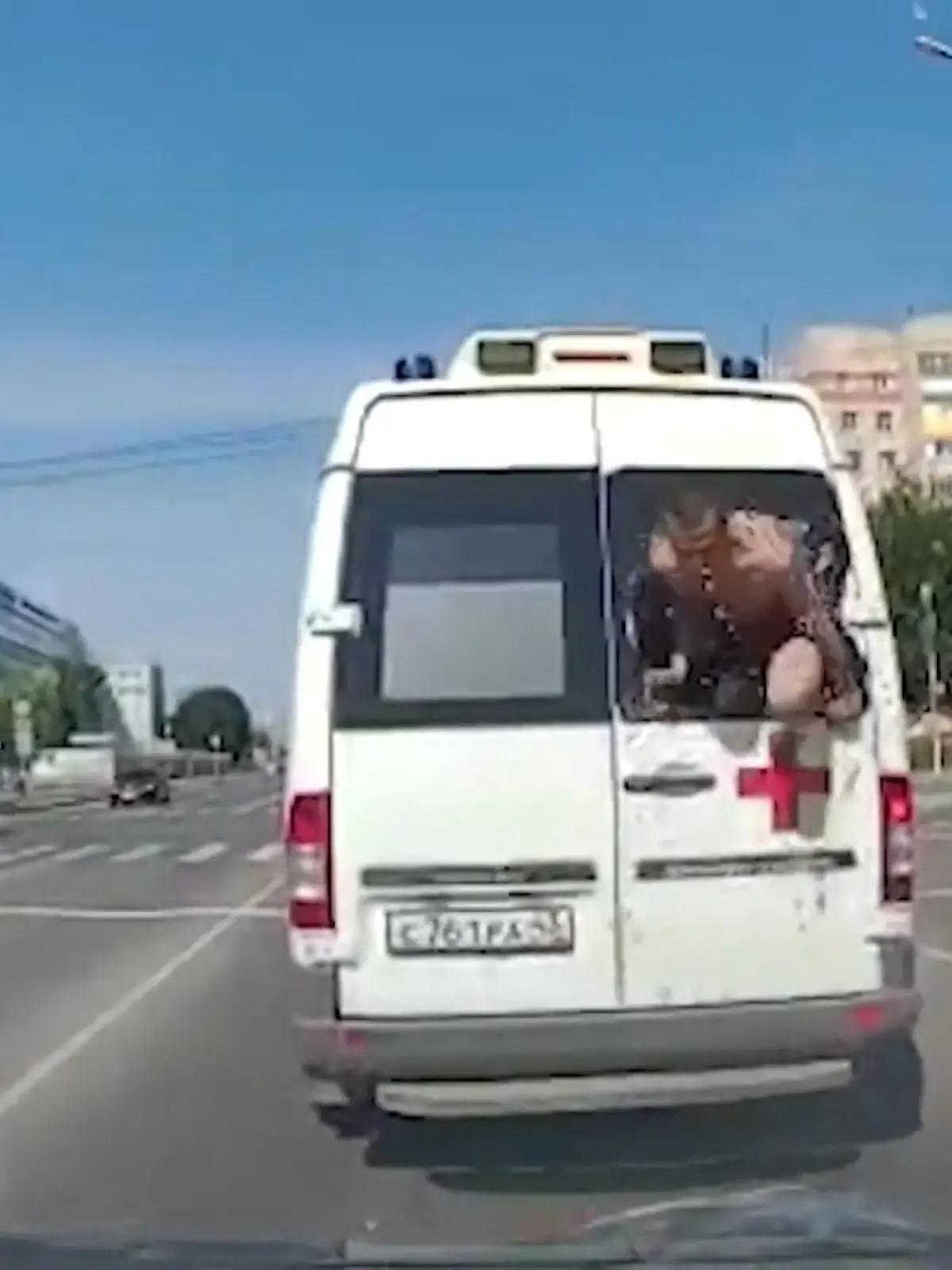 Im russischen Wologda ist ein Mann aus einem fahrendem Krankenwagen geflohen. Halbnackt zerschmettert er die Heckscheibe des Wagens und rennt in Unterhose davon. Laut Medienberichten soll der Mann auf dem Weg in eine psychiatrische Klinik gewesen sein. Wir zeigen die Aufnahmen von seiner bizarren Flucht im Video.