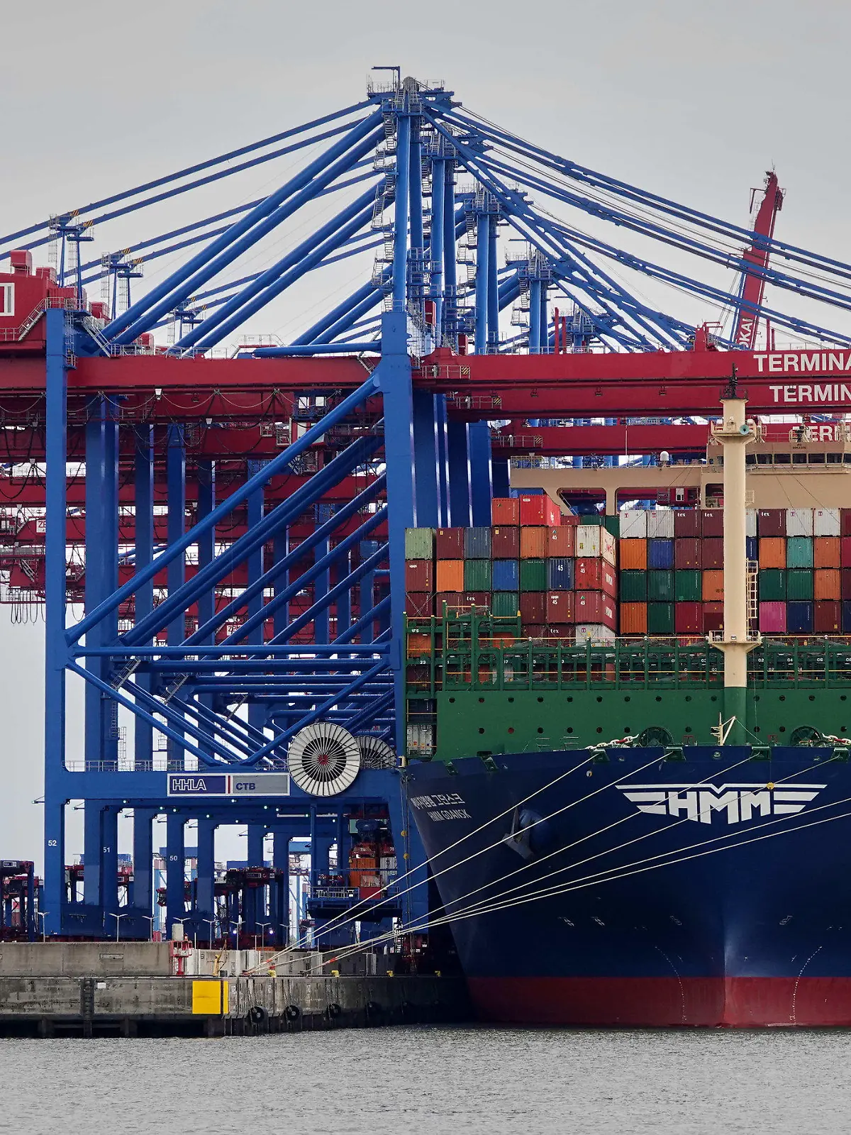 ARCHIV - 25.07.2022, Hamburg: Das Containerschiff «HMM Gdanks» der Reederei «HMM» liegt im Waltershofer Hafen am Container Terminal Burchardkai (CTA). Im Hintergrund ist die Köhlbrandbrücke zu sehen. (zu dpa-Meldung «Tschentscher fordert vom Bund mehr Engagement für deutsche Häfen») Foto: Julian Weber/dpa +++ dpa-Bildfunk +++
