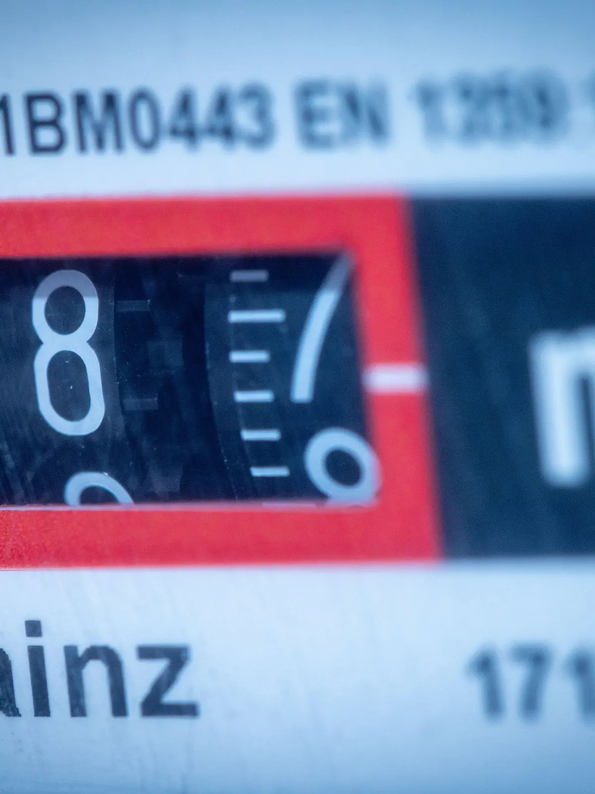 ARCHIV - 23.06.2022, Mecklenburg-Vorpommern, Pokrent: Das Zählwerk an einem Gastzähler zeigt den Verbrauch von Gas in einem Privathaushalt an. (zu dpa: "Verbraucherzentrale mit mehr Beratungen - vor allem Energiefragen") Foto: Jens Büttner/dpa +++ dpa-Bildfunk +++