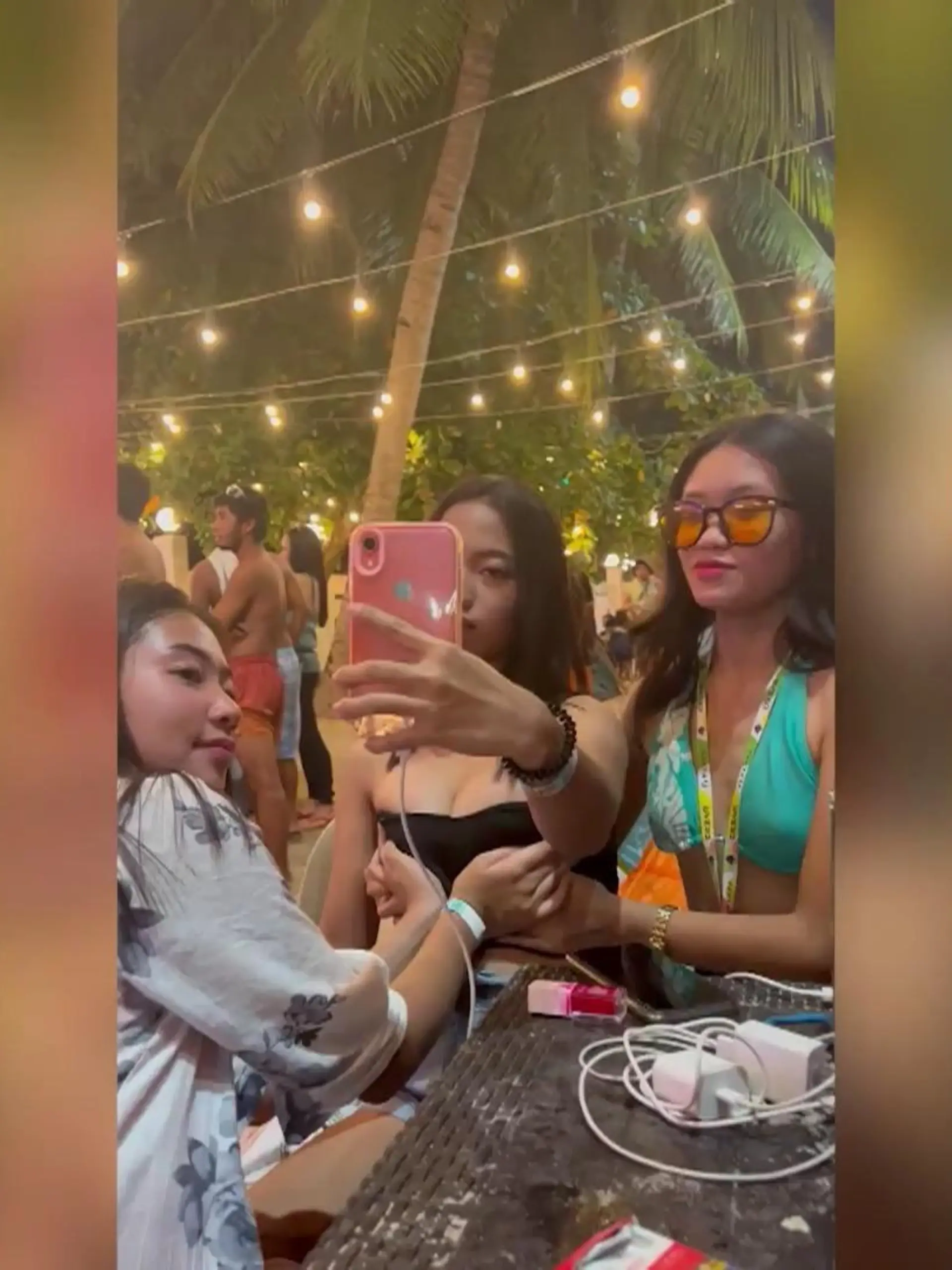 Ganz ohne Instagram-Filter oder Schönheits-OP hat diese Frau plötzlich ein volleres Dekolleté! Aber wie hat sie das gemacht? Mit der Hilfe von zwei Freundinnen!