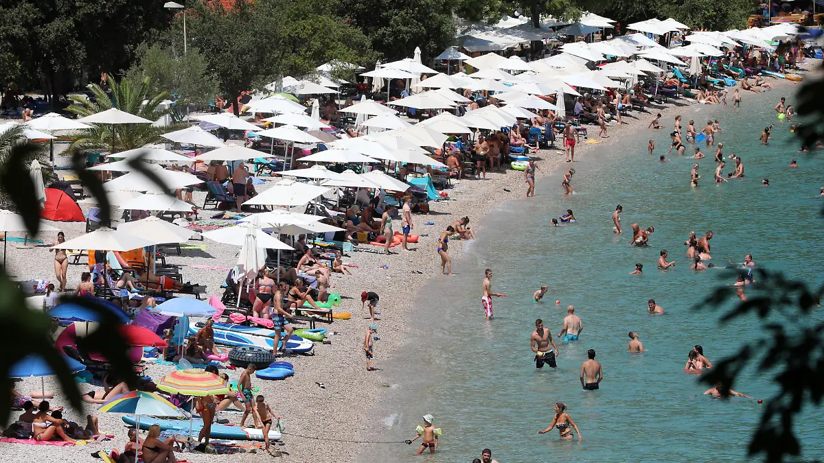 A large number of people found salvation from the unbearable heat on the beach, in Medveja, Croatia, on July 28, 2022. Photo: Goran Kovacic/PIXSELL
