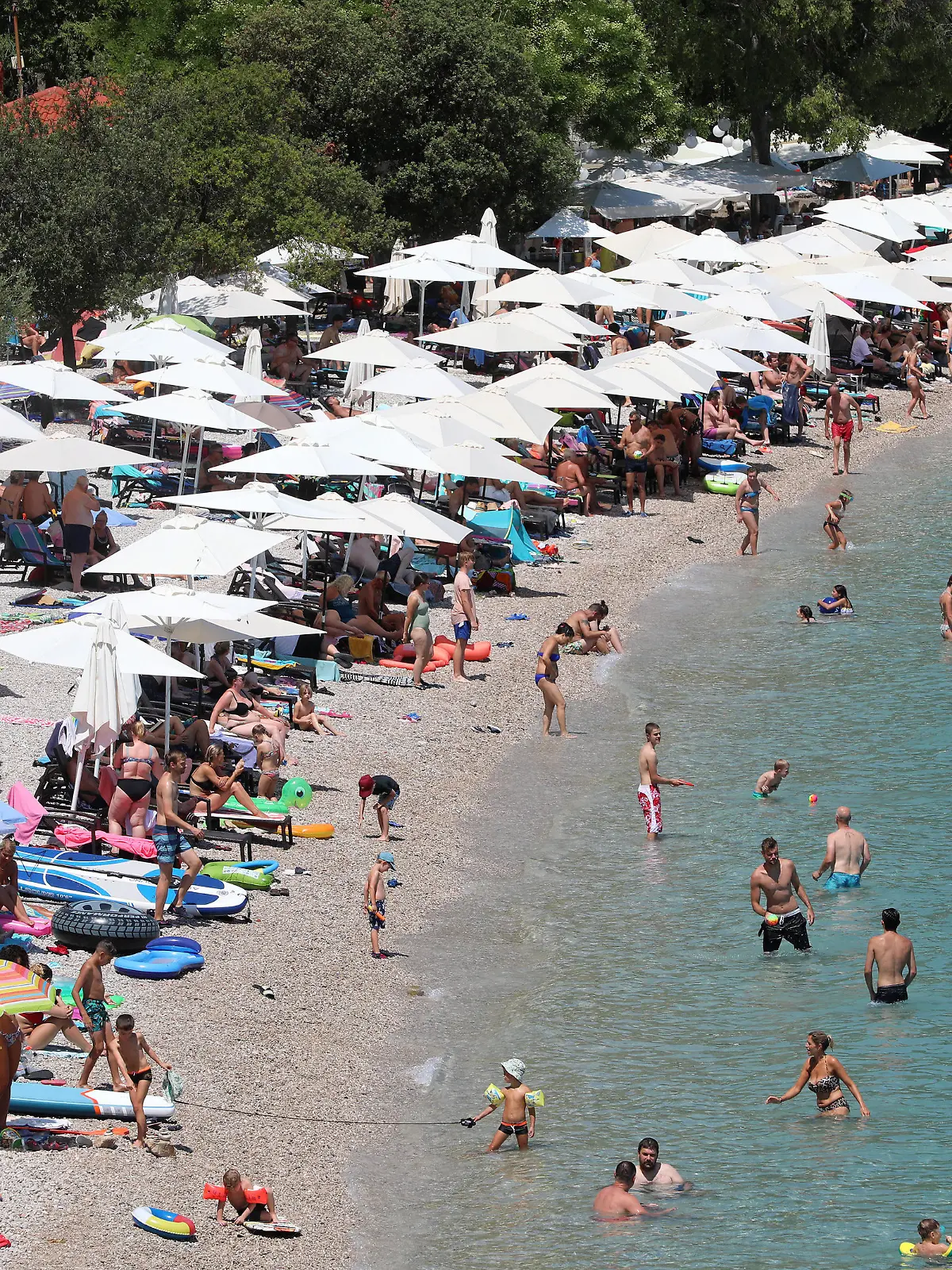 A large number of people found salvation from the unbearable heat on the beach, in Medveja, Croatia, on July 28, 2022. Photo: Goran Kovacic/PIXSELL
