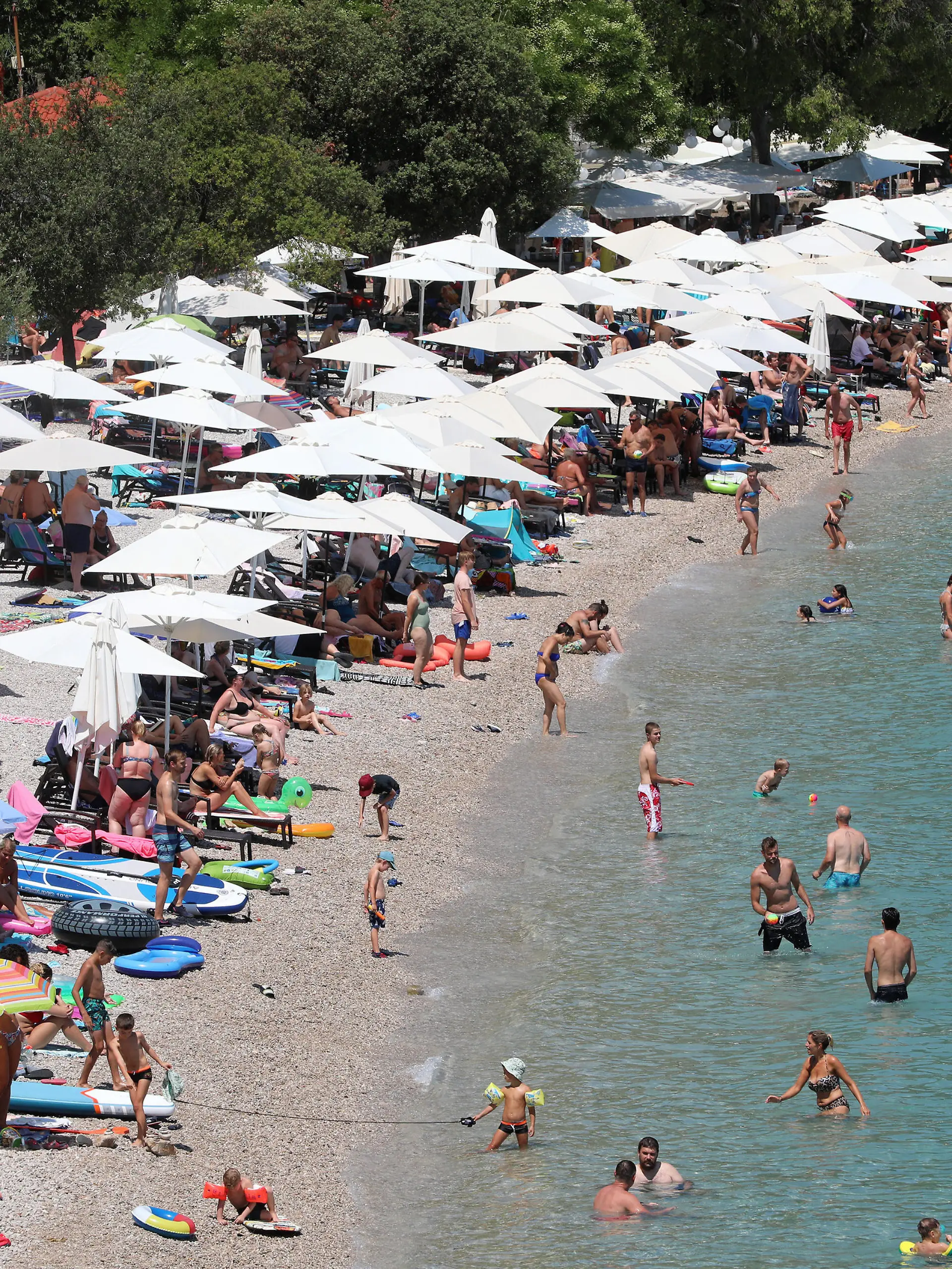 A large number of people found salvation from the unbearable heat on the beach, in Medveja, Croatia, on July 28, 2022. Photo: Goran Kovacic/PIXSELL