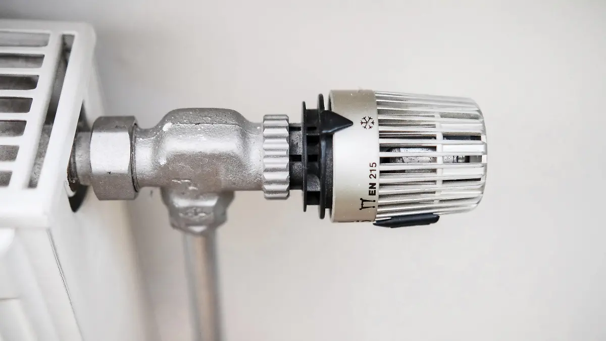 Düsseldorf 27.05.2022 Heizkosten Heizung Heizungskosten Miete Mietkosten Mietnebenkosten Nebenkosten Heizen Thermostat Wärme Kälte Wohnen Wohnung Heizkosten Erdöl Erdgas Mieterhöhung Wohnfläche Energiebedarf Heizkostenabrechnung Heizperiode energetische Gebäude Heizkörper Heizungsanlage Heizgas Gaspreis Gasheizung Betriebskosten Steuer Finanzamt Steuererklärung Betriebsausgaben Werbungskosten Heizungsthermostat Temperatur Temperaturregler Heizungsregler CO2 Steuer Aufschlag Heizkostenabgabe Klimaschutzgesetz CO2-Abgabe CO2-Preis energetische Sanierung Bundesumweltministerium Mieter Vermieter Ukraine Krise Konflikt Putin Russland Krieg Düsseldorf Nordrhein-Westfalen Deutschland *** Dusseldorf 27 05 2022 heating costs heating cost
