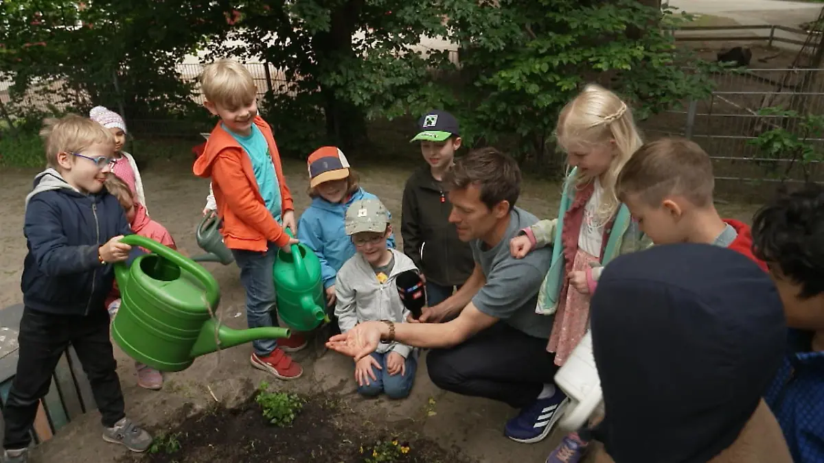 „RTL – Wir helfen Kindern“-Pate Maik Meuser sagt Danke! 200.000 Euro für den Kampf gegen Klimawandel