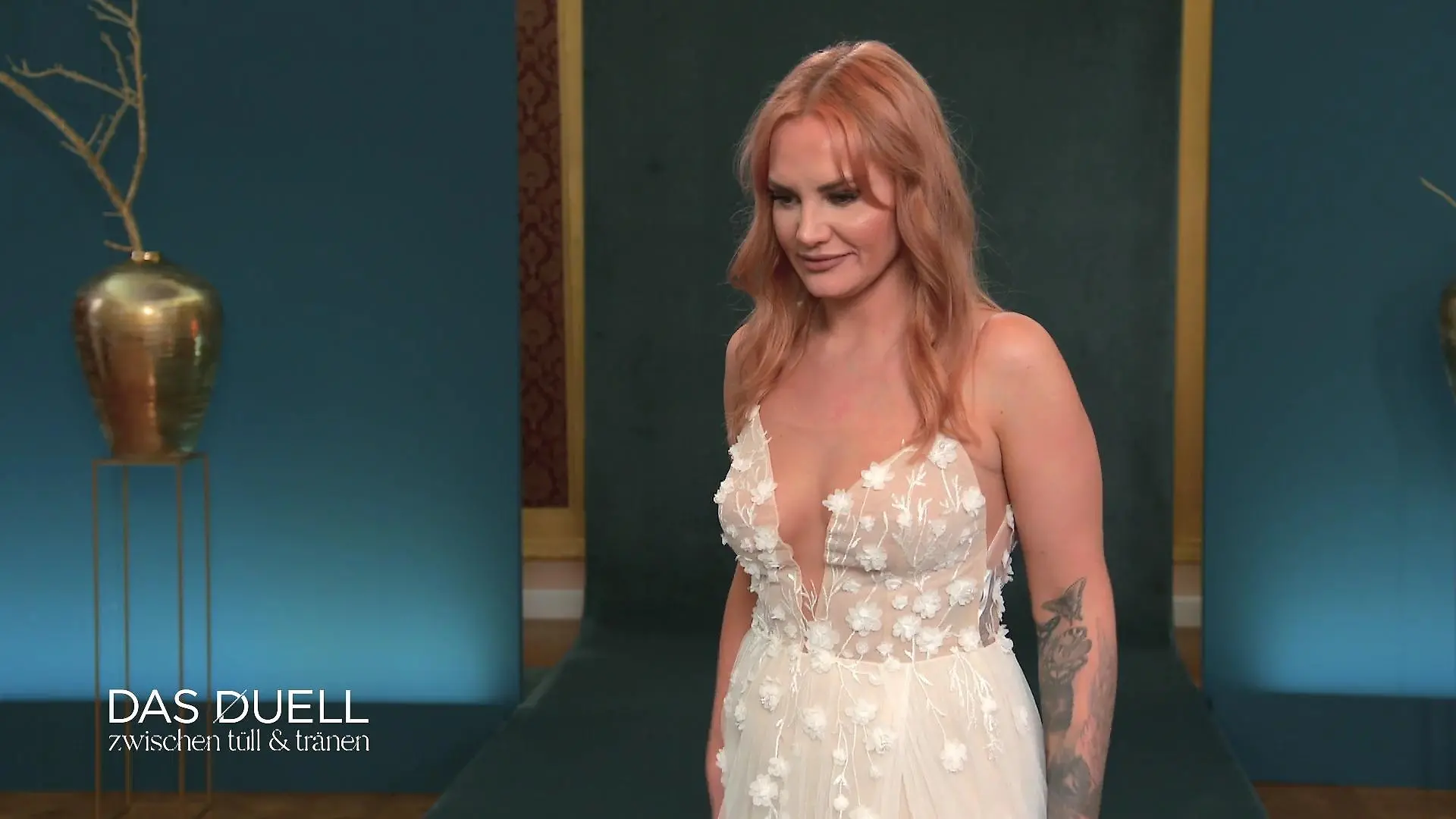 Jennifer zieht ihr Favoritenkleid an Zwei Kleider im Duell