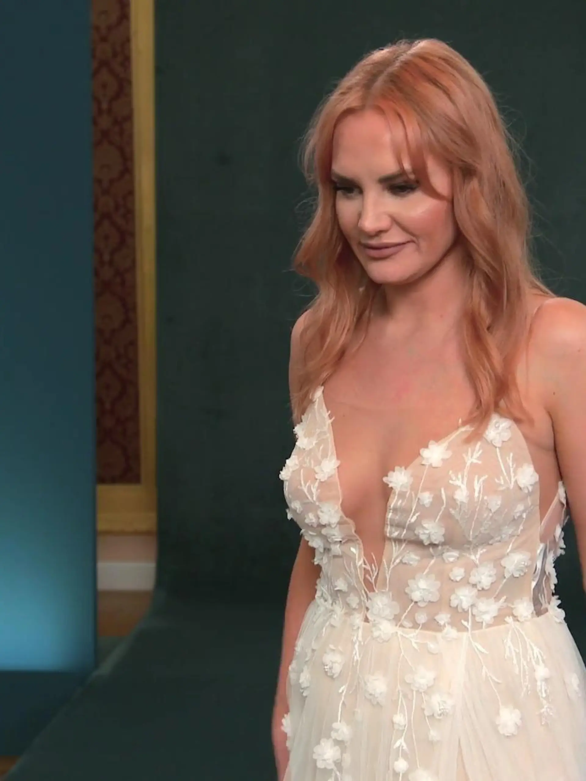 Bild zu: "Jennifer zieht ihr Favoritenkleid an"