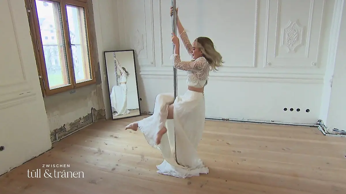 Pole-Dance im Brautkleid Melanie Schmidt