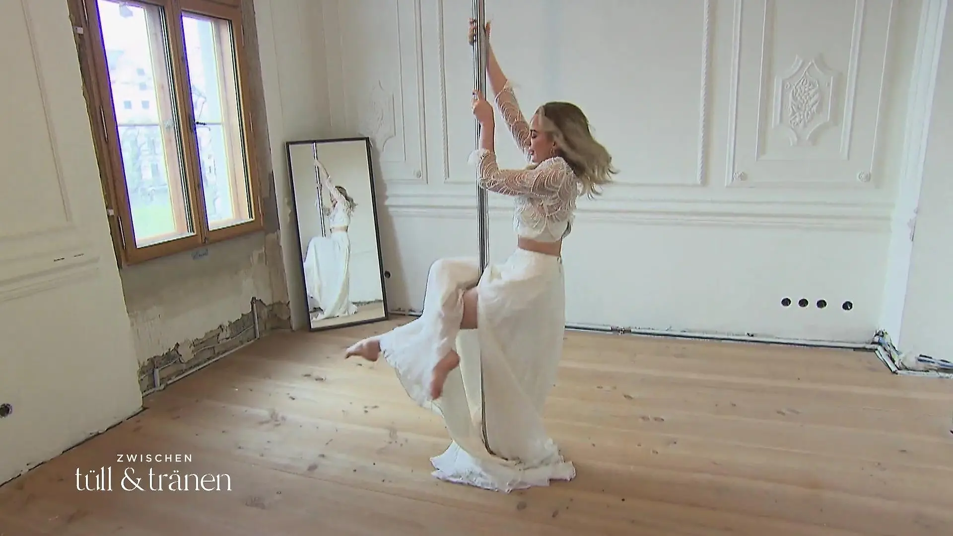Pole-Dance im Brautkleid Melanie Schmidt